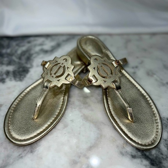 crown & ivy Shoes - CROWN AND IVY GOLD Padded Thong SANDALS Size 9